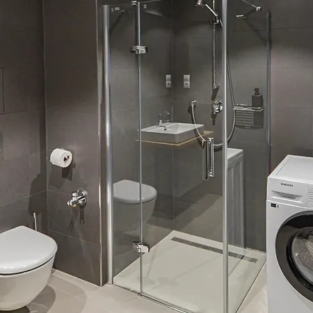 Japanese Design 3bdr In A Vibrant Area * Prag